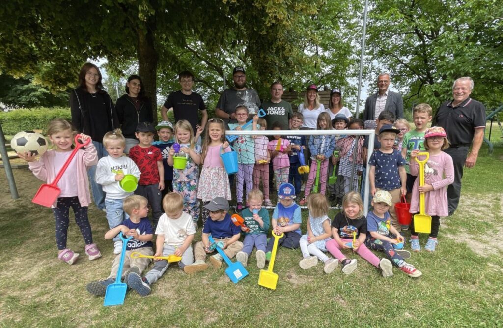 Kita-Kinder aus Aschbach freuen sich riesig über das gespendete Fußballtor und die neuen Sandspielsachen