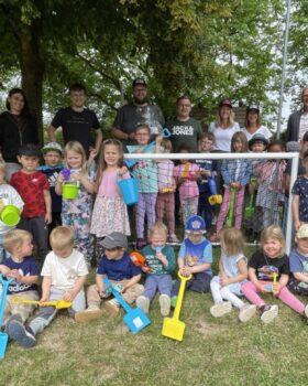 Kita-Kinder aus Aschbach freuen sich riesig über das gespendete Fußballtor und die neuen Sandspielsachen